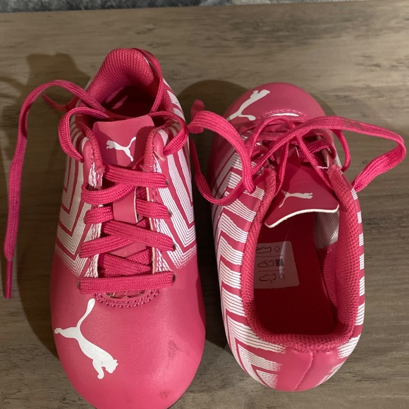PUMA youth soccer cleats - Picture 2 of 3